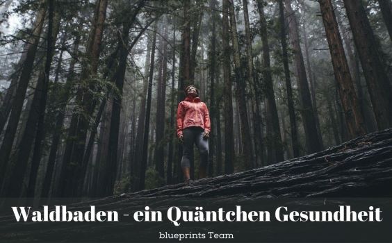 Eine Frau steht in einem Wald ...