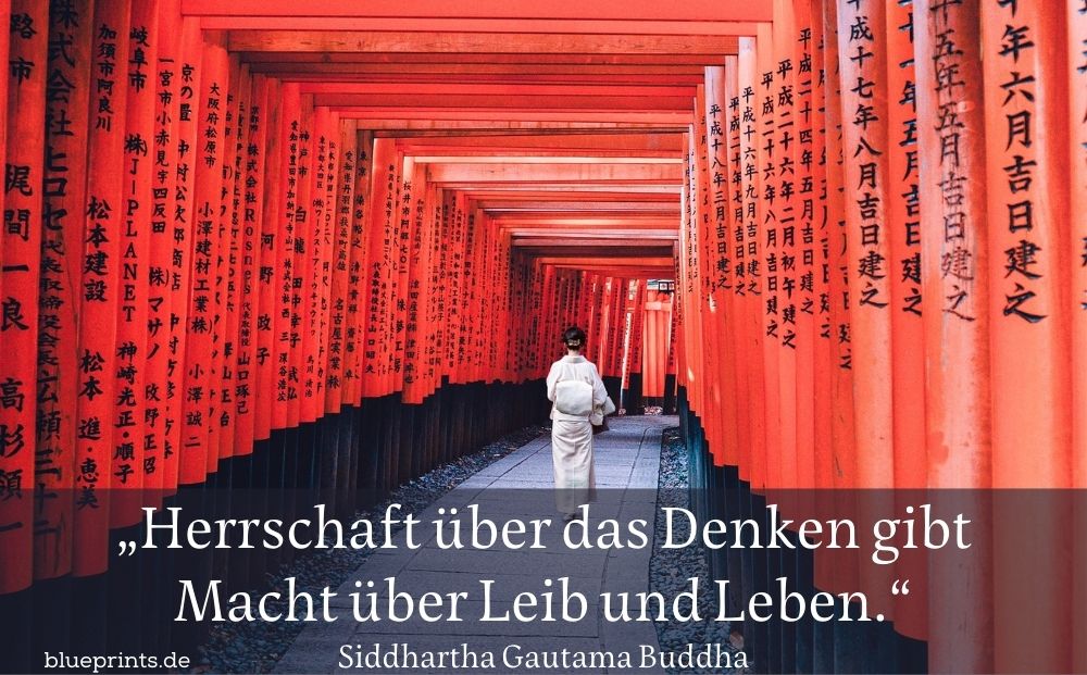 Frau im Kimono geht einen besonderen Weg