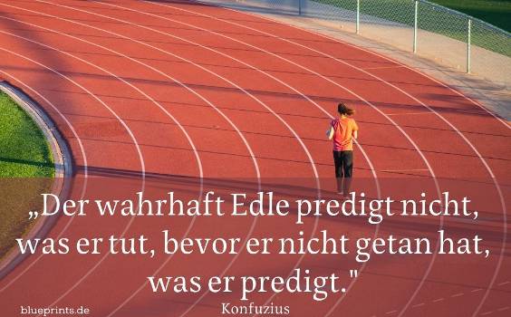 Frau läuft auf Tartanbahn
