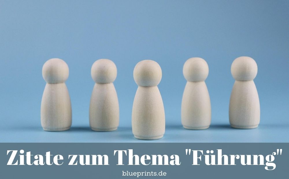 Figuren aus Holz - eine steht vorne