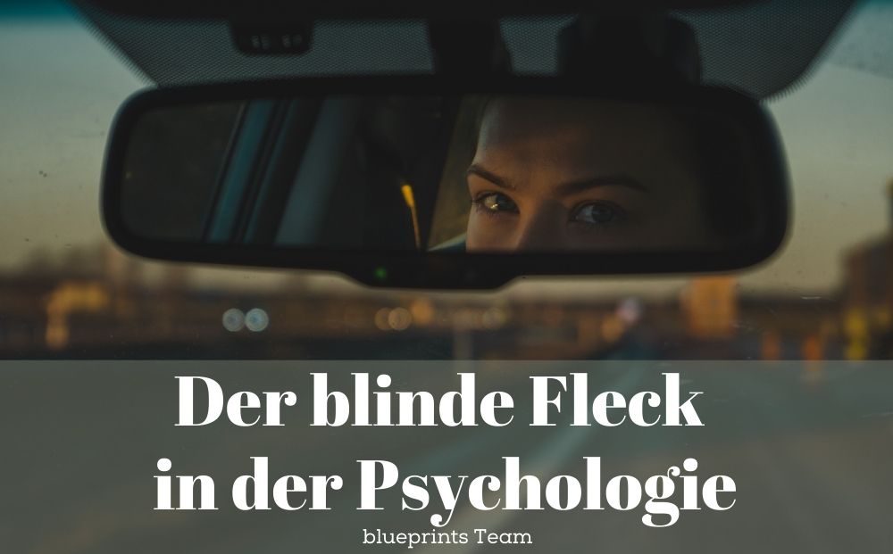 Frau blickt in den Spiegel