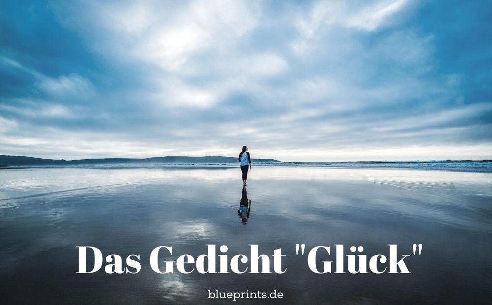 Frau geht am Meer spazieren