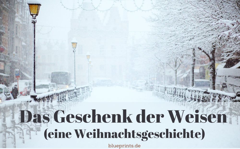Eine verschneite Straße in einer Stadt