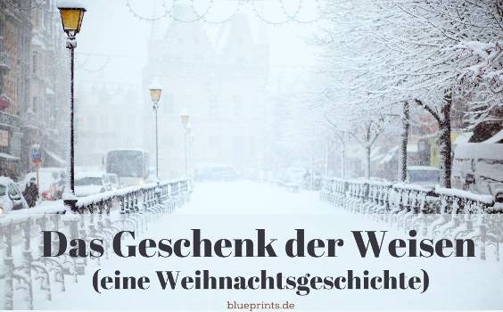 Eine verschneite Straße in einer Stadt
