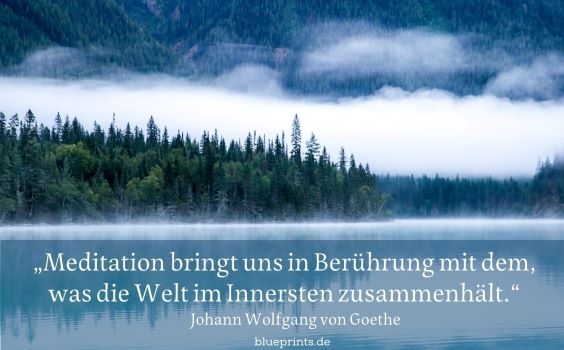 Ein See umgeben von Wald