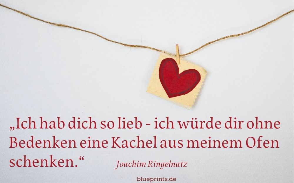 Ein gezeichnetes Herz hängt auf einer Wäscheleine