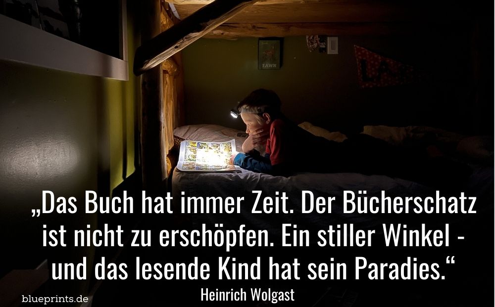 Kind liest bei Dunkelheit mit Stirnlampe