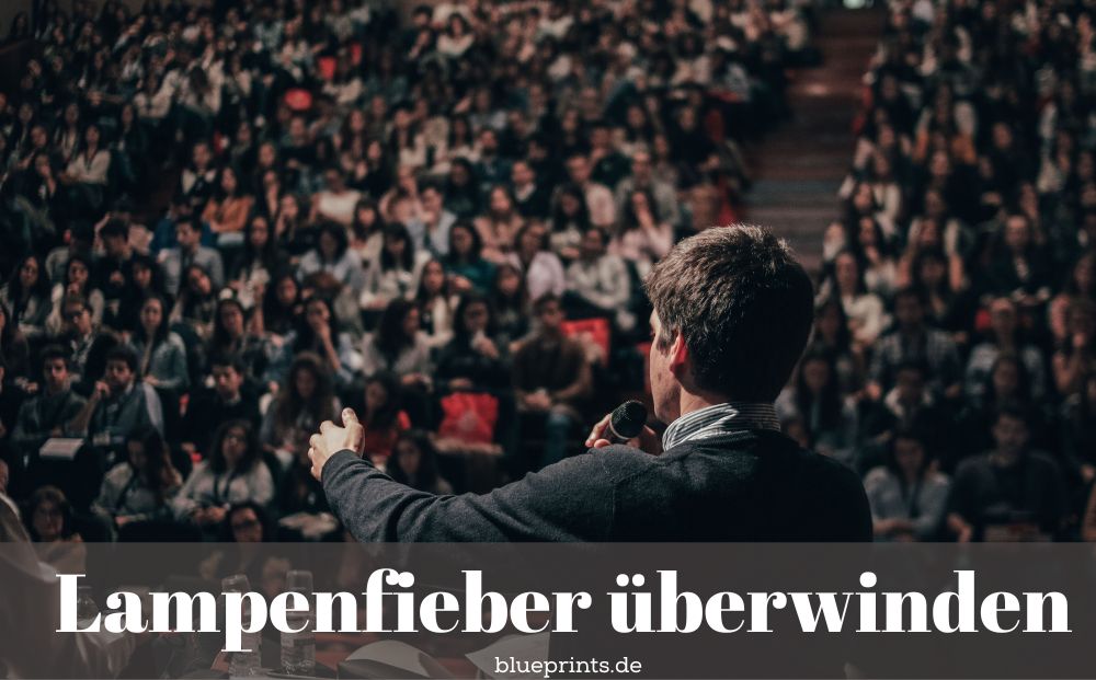 Ein Mann hält eine Rede vor großem Publikum