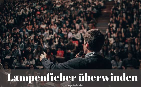 Ein Mann hält eine Rede vor großem Publikum