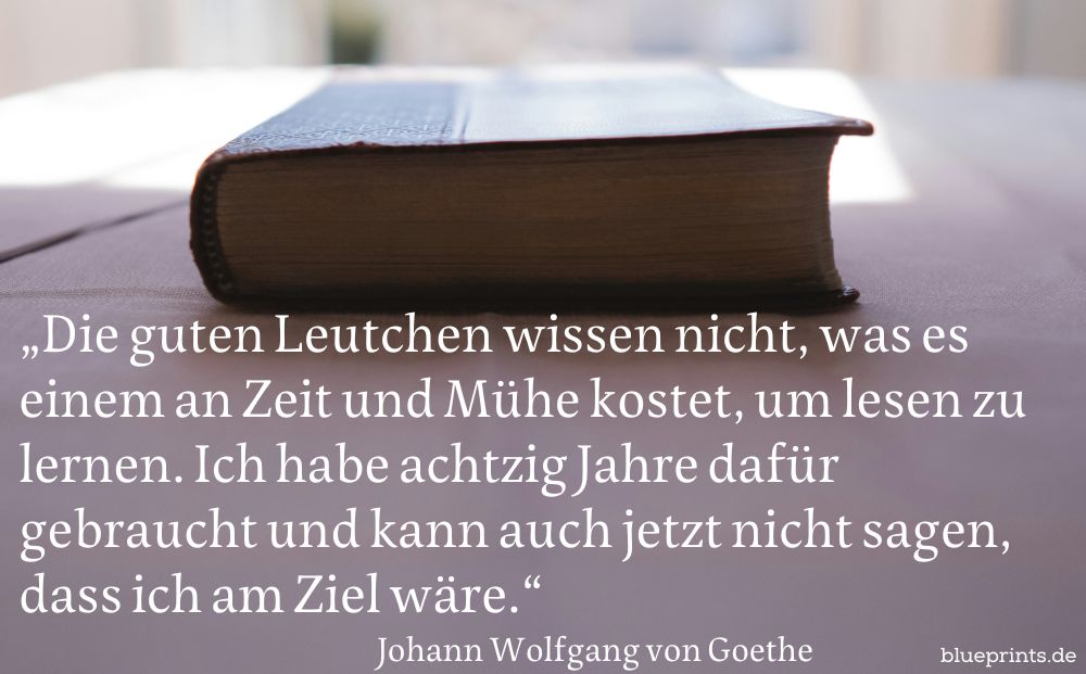Ein Buch auf dem Tisch