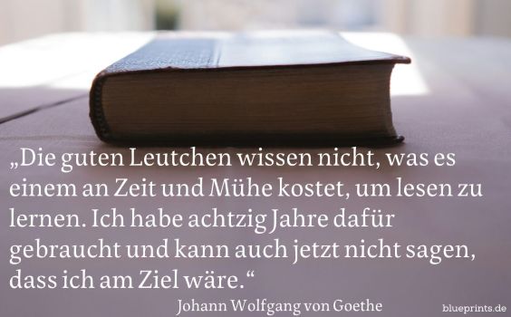 Ein Buch auf dem Tisch