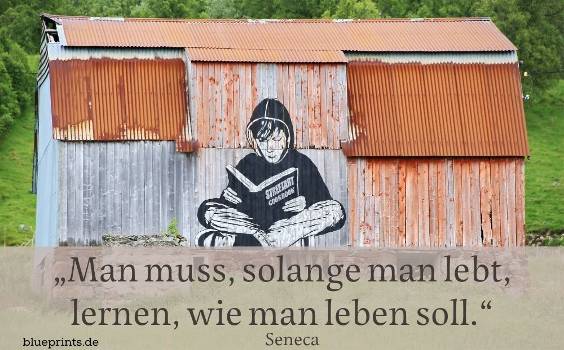 Graffiti auf einer alten Scheune