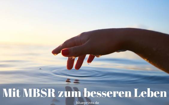 Hand berührt Wasseroberfläche