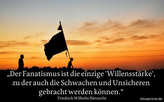 Junge mit Flagge bei Sonnenuntergang
