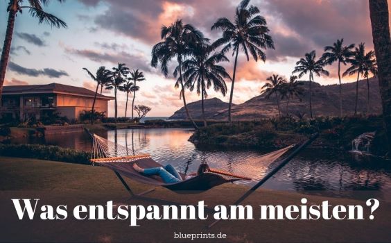 Eine Frau liegt in einer Hängematte.