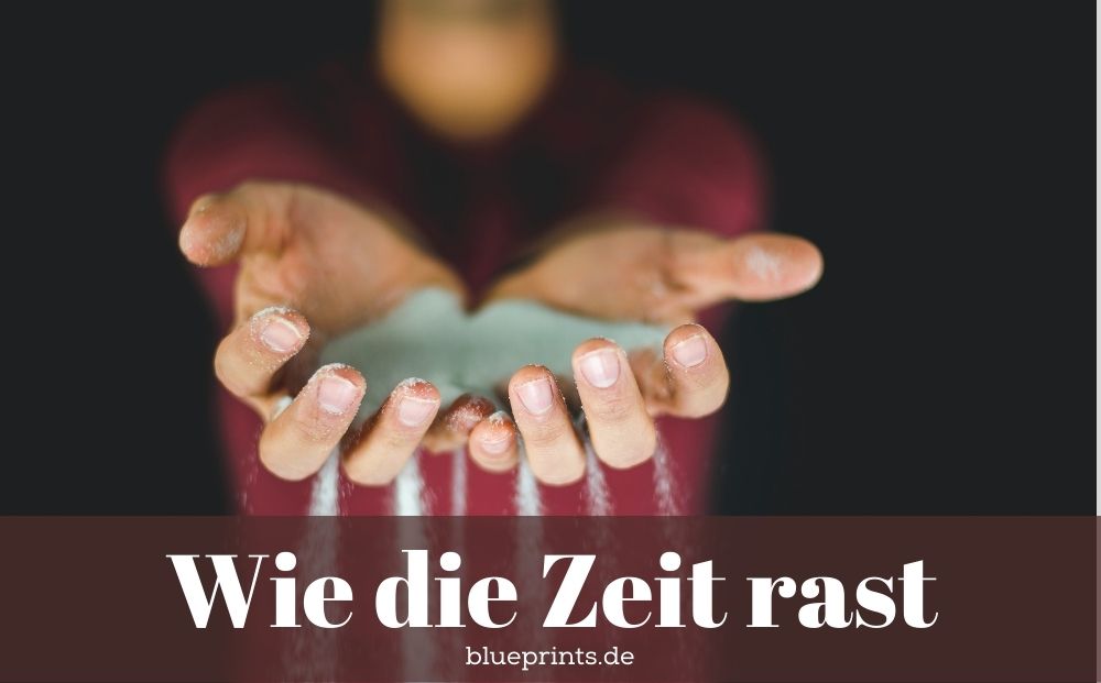 Sand rinnt durch Hände