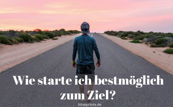 Mann steht barfuß auf einer Straße.