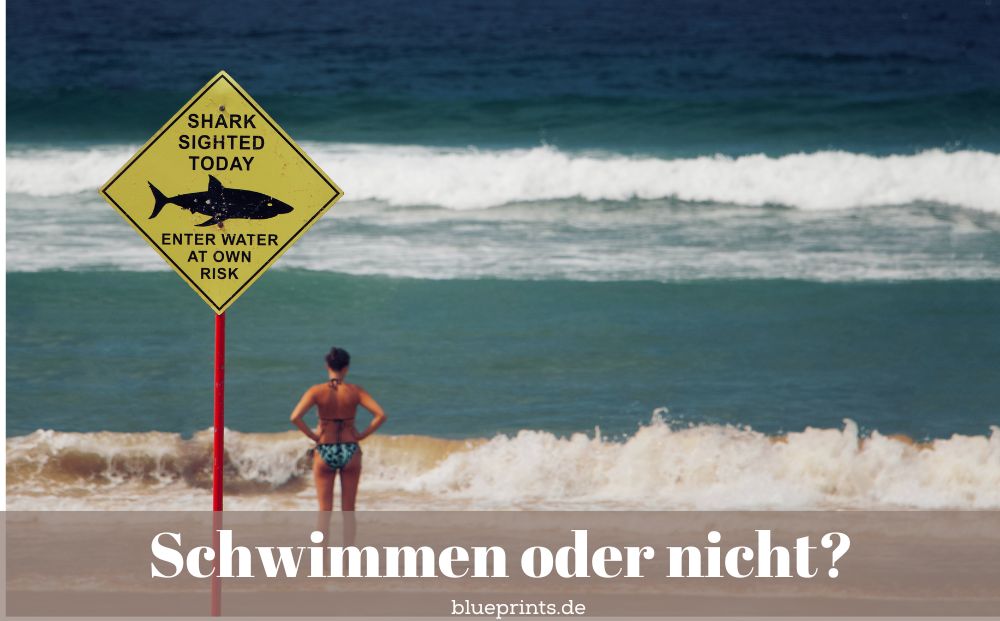 Frau am Strand vor schwerer Entscheidung