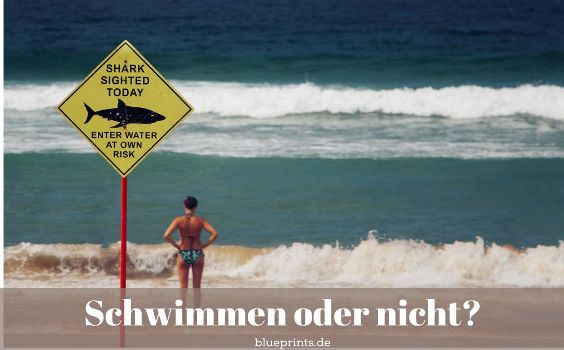 Frau am Strand vor schwerer Entscheidung